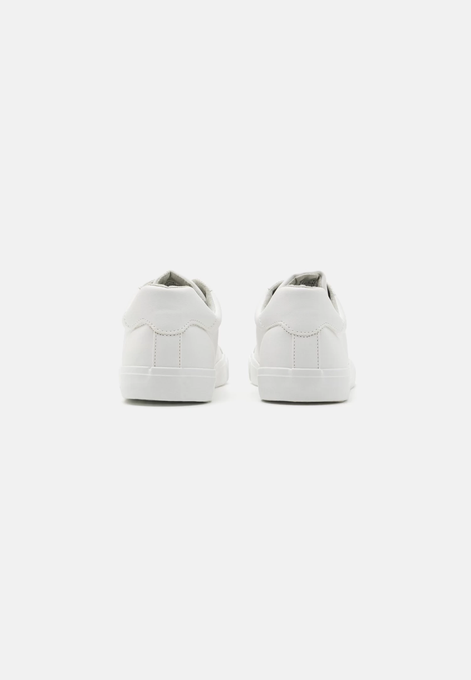 Trainers - White